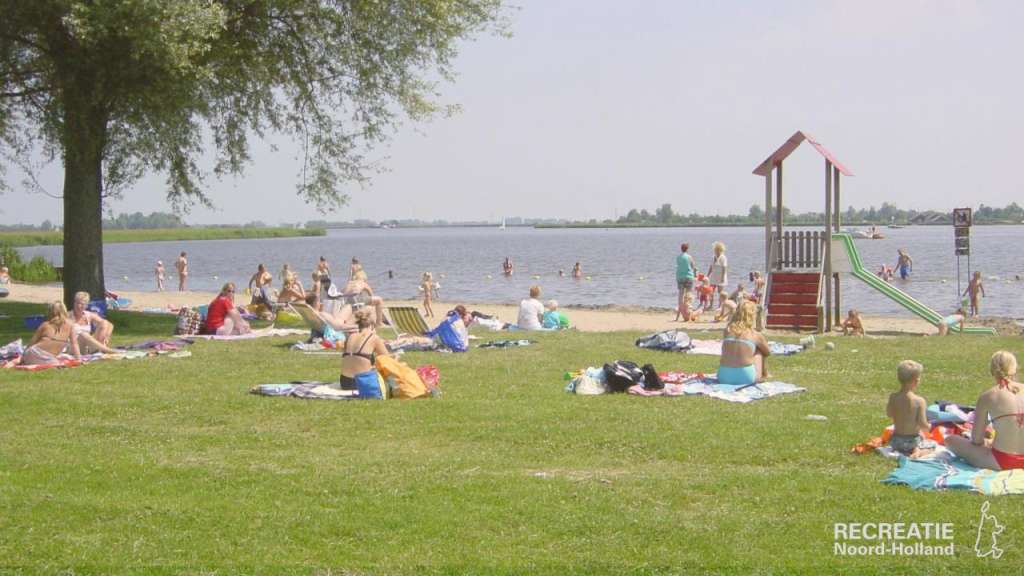Recreanten genieten van de zon en het water Recreanten genieten van de zon en het water