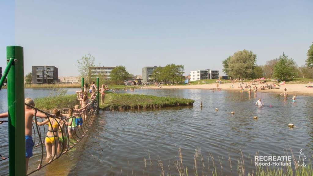 Overzicht Westbroekplas met spelende kinderen