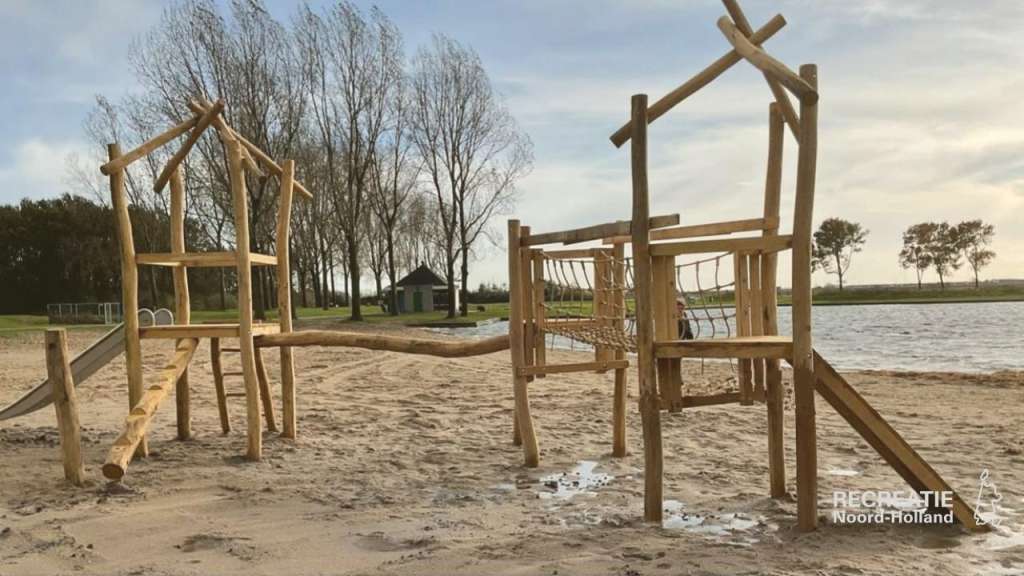 Speeltoestel op strand van Ouderkerkerplas Speeltoestel op strand van Ouderkerkerplas