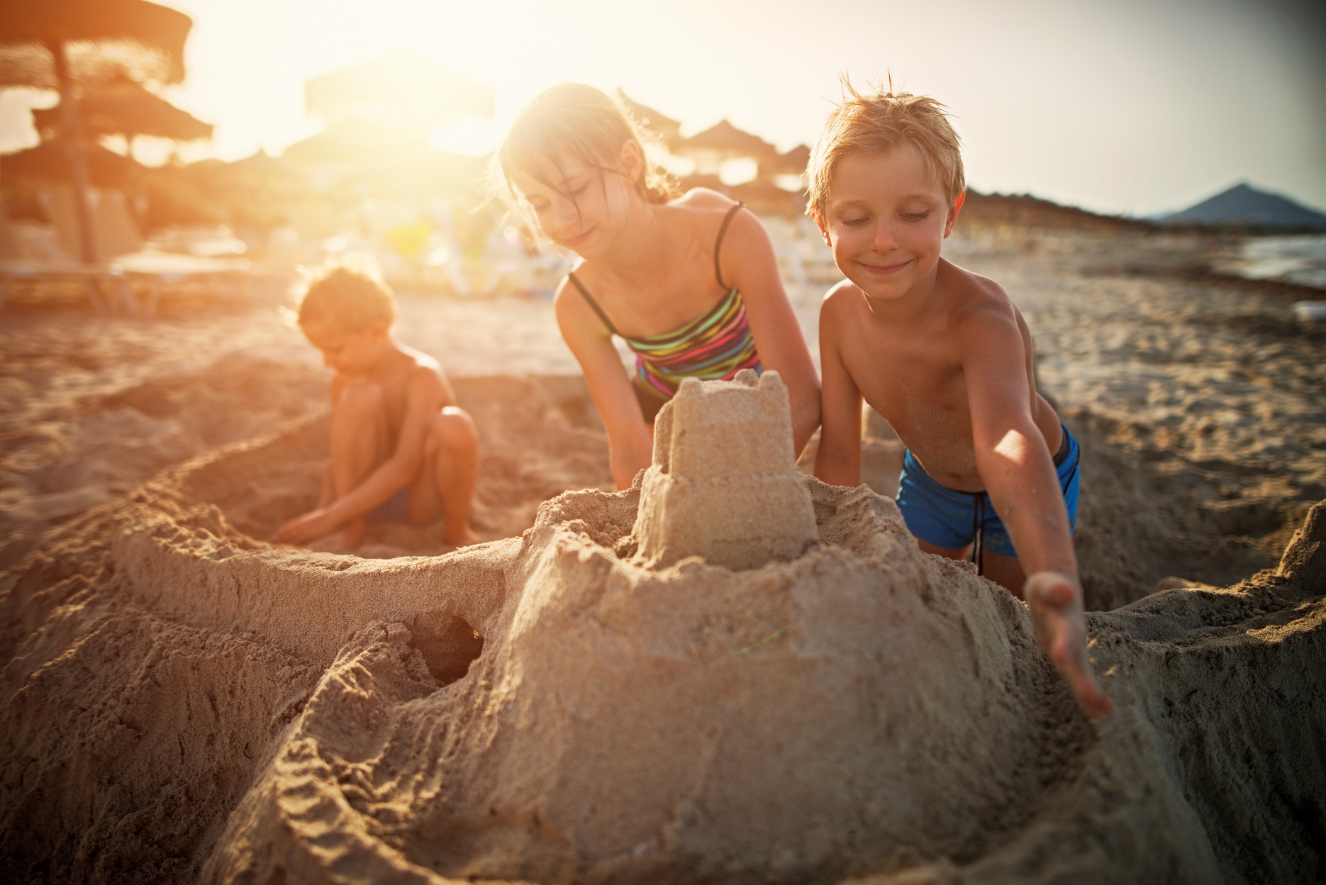 Kids spelen met zandkastelen