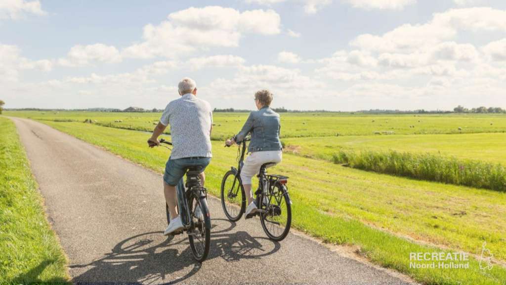 Fietsers fietsen een van de nieuwe themaroutes Fietsers fietsen een van de nieuwe themaroutes