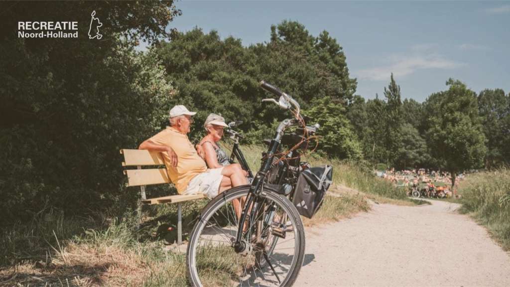 Fietsers op een bankje in Geestmerambacht Fietsers op een bankje in Geestmerambacht