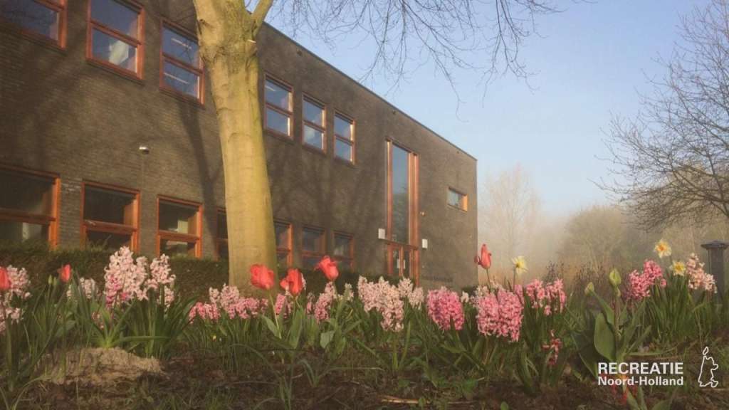 Kantoorpand in het voorjaar Kantoorpand in het voorjaar
