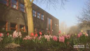 Kantoorpand in het voorjaar