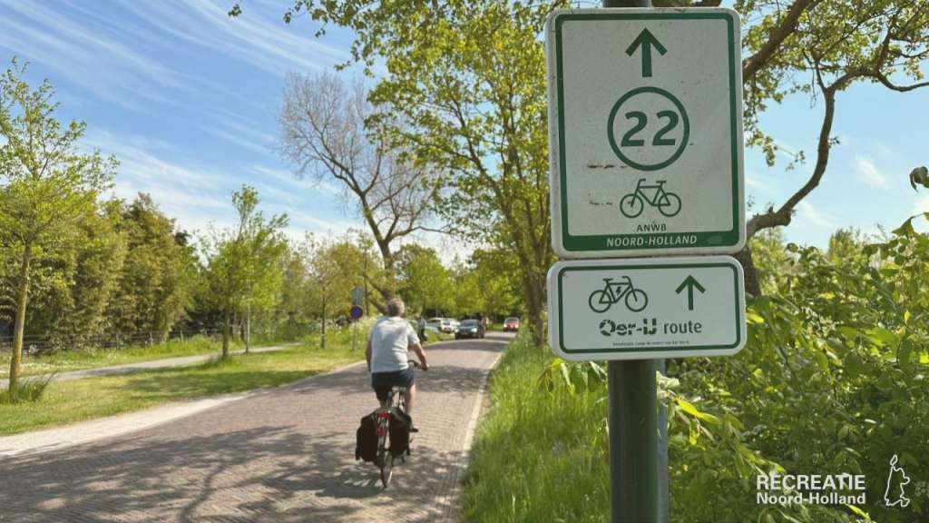 Routeborden van E-bikeroute Oer-IJ langs de weg Routeborden van E-bikeroute Oer-IJ langs de weg