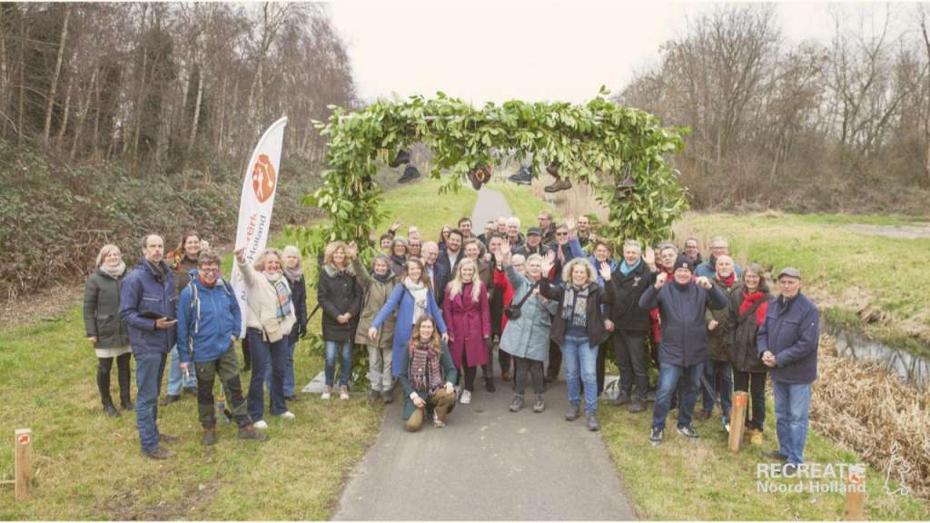 Bestuurders en wandelaars bij opening wandelnetwerk Zuid-Kennemerland Bestuurders en wandelaars bij opening wandelnetwerk Zuid-Kennemerland