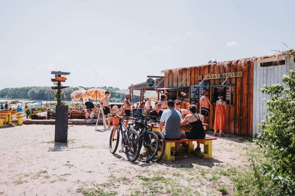 13. Strandpaviljoen El Chiringuito in recreatieschap Geestmerambacht