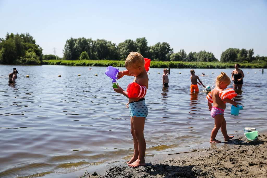 Drukke zomerse dag aan het strand